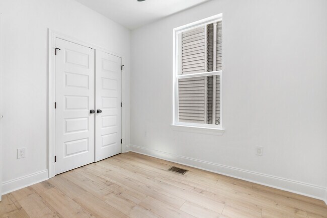 Building Photo - 3015-17 Burdette