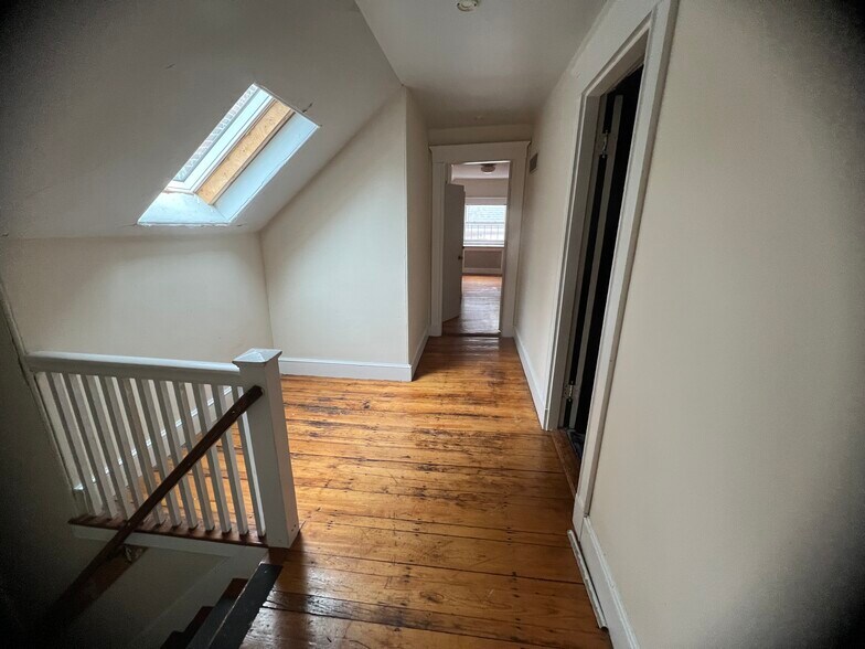 Building Photo - 148 Strathmore Rd