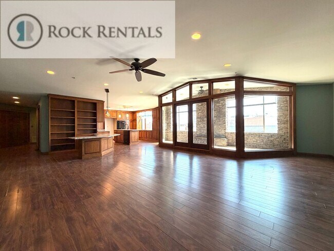 Building Photo - 2 N Main St