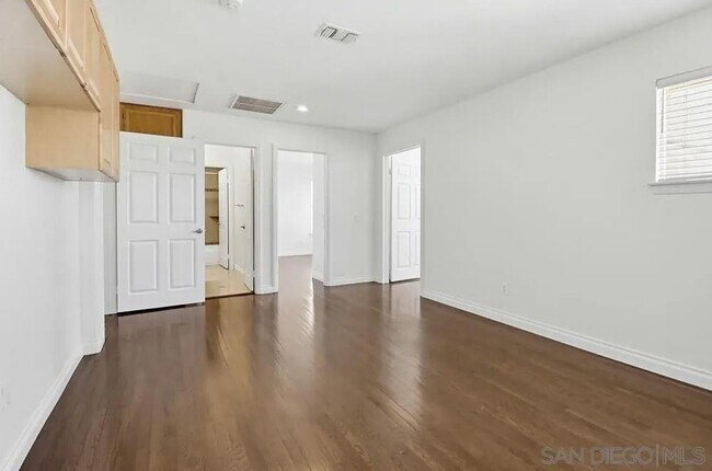 Building Photo - 1100 Corrales Ln