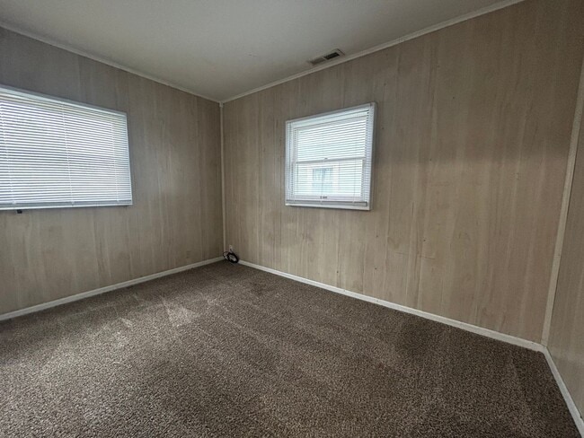Building Photo - Nice 2 Bedroom / 1 Bathroom Unit - Great L...