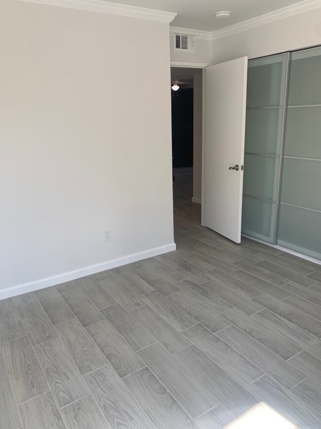 Building Photo - Lakeshore 6E