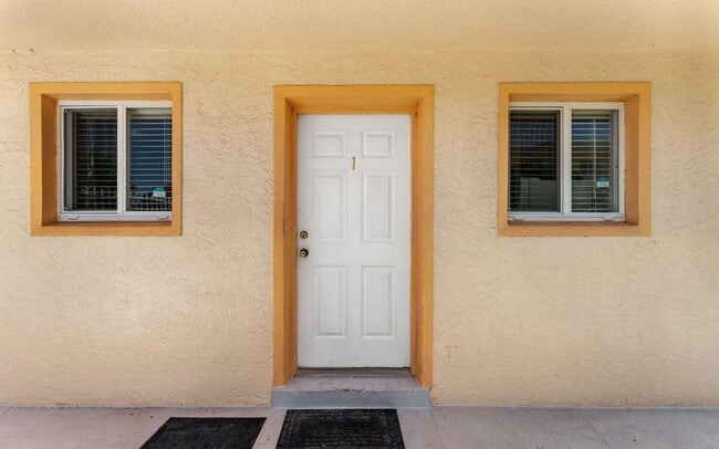 Building Photo - 211 Circle Dr
