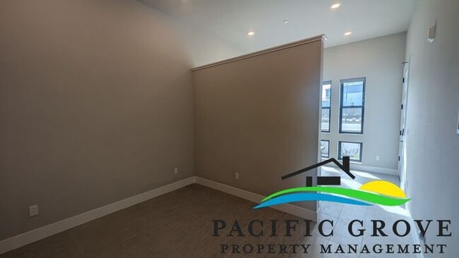 Building Photo - Stylish New Studio with Modern Finishes in Marina