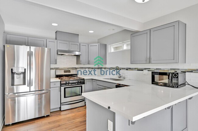 Building Photo - 3 BED & 2.5 BATH  FOR RENT