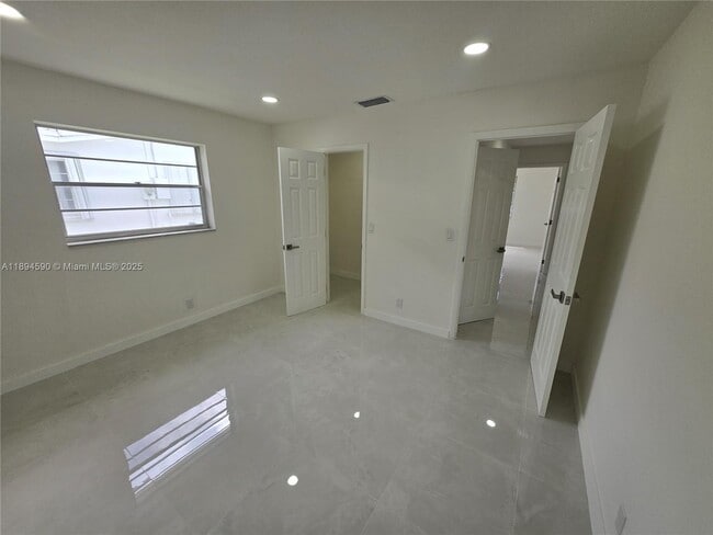 Building Photo - 600 SW 8th Pl