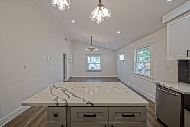Building Photo - 827 N Lucia Ave