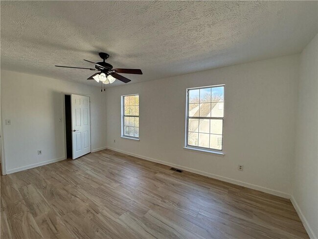 Building Photo - 3859 Meadow Creek Dr