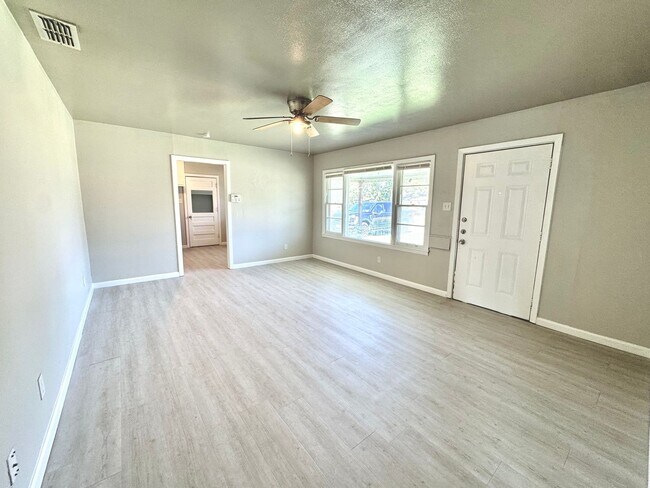 Building Photo - 4 Bed 2 Bath Move In Ready! Pre-Leasing
