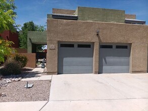 Building Photo - 4 Bedroom, 3 Bathroom! Lovely Home!