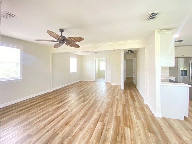 Building Photo - 3/2 Beachside Bungalow with Garage!