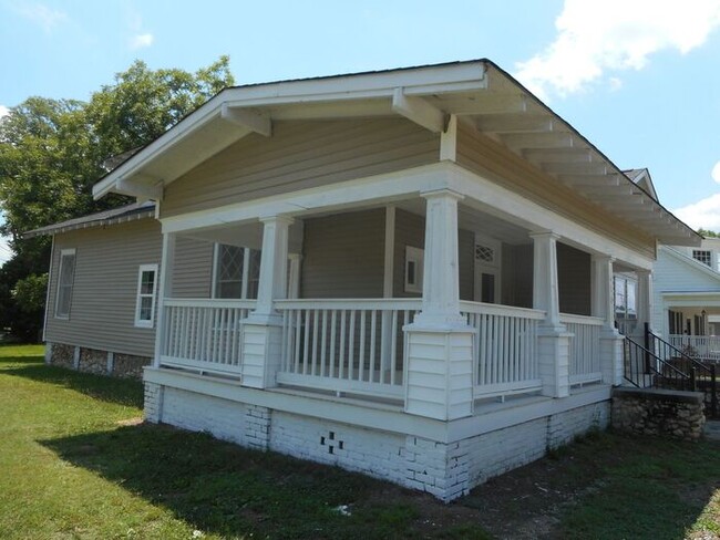Primary Photo - 501 Saluda St