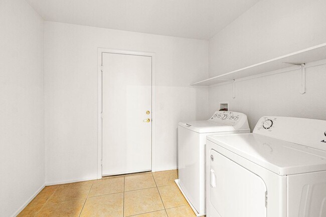 Building Photo - Immaculate 5 Bedroom, 3 bathroom home nest...