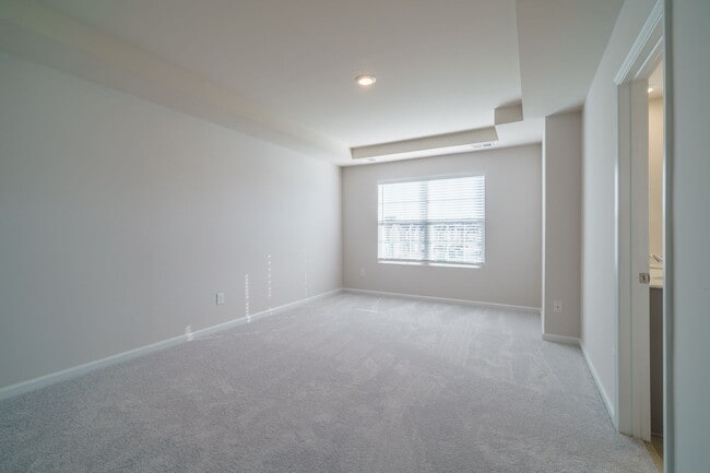 Building Photo - Almost New End Unit Townhome in desirable Chateau community