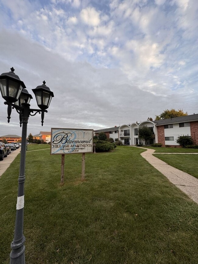 Building Photo - Spacious 2-Bedroom Apartment