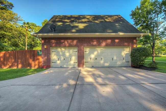 Building Photo - 10819 Lake Windcrest Blvd