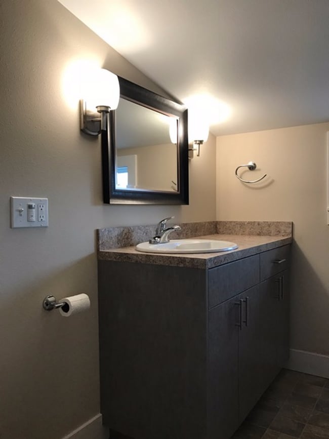 Building Photo - Charming Top Floor Studio of Triplex in a Fantastic Seattle Neighborhood!