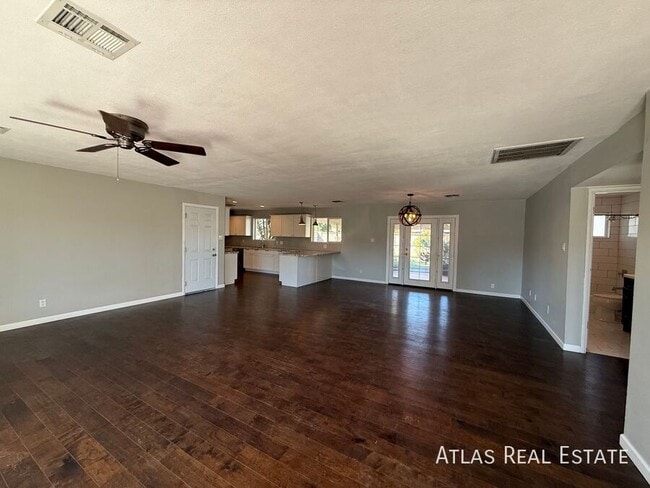 Building Photo - 6820 E Pinchot Ave