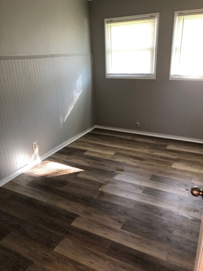 Building Photo - Single House 3 Bdr with Fenced yard and Garage AVAILABLE NOW