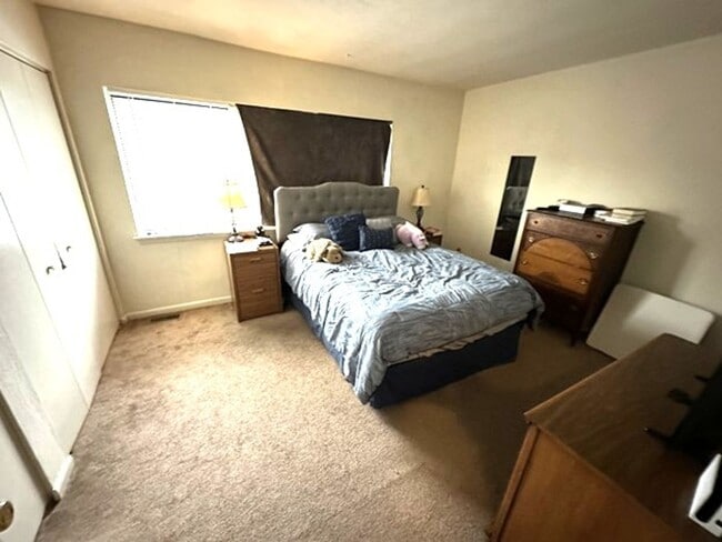 Building Photo - 2 bedroom/1.5 bathroom- The Midlands