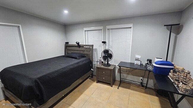 Building Photo - 5859 SW 29th Ave