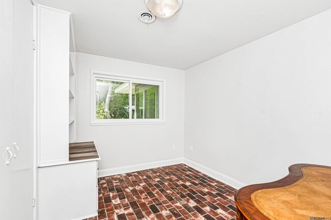 Building Photo - 8245 Rainbow Dr