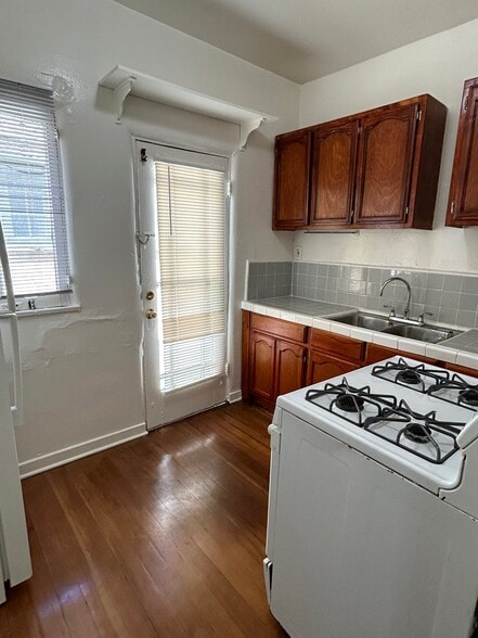 Building Photo - 806 N Poinsettia Pl