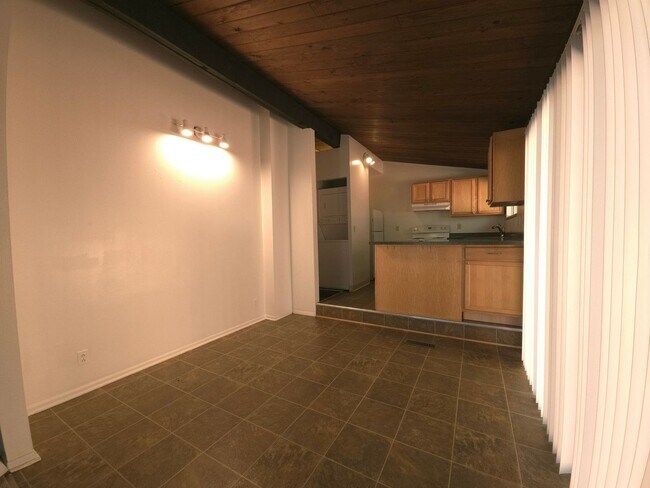 Building Photo - 3 Bedroom Apartment on West Side Of The Hill