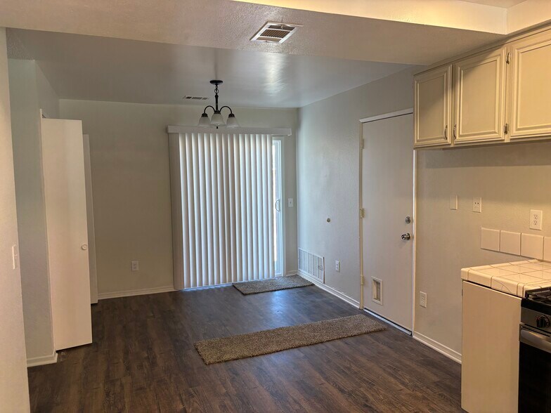 Building Photo - 2113 Phlox Ave