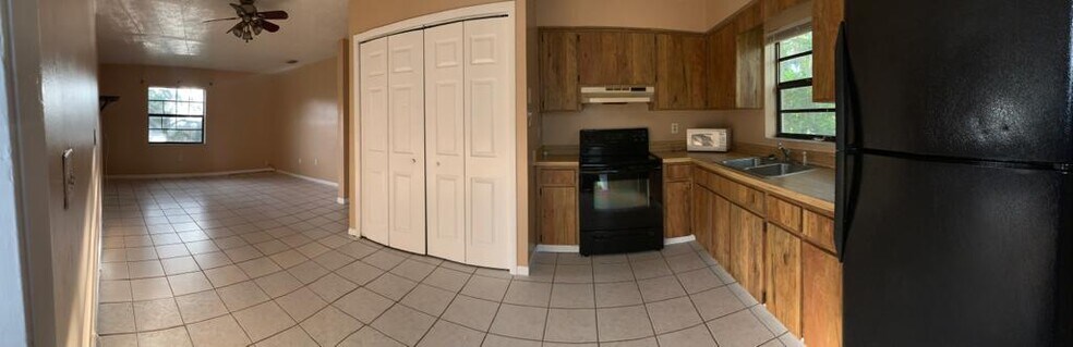 Building Photo - 9905 N Myrtle St