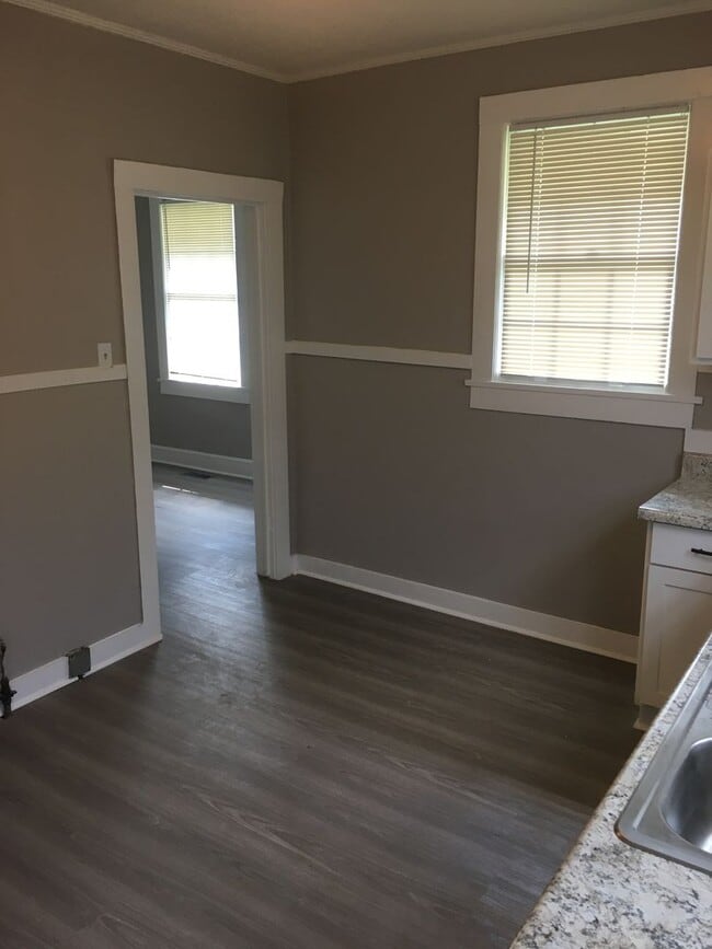 Building Photo - 2/1 House in Celanese $1095