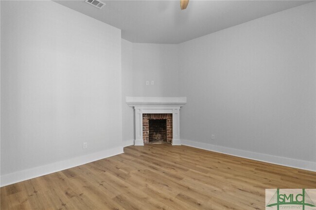 Building Photo - 826 W Victory Dr