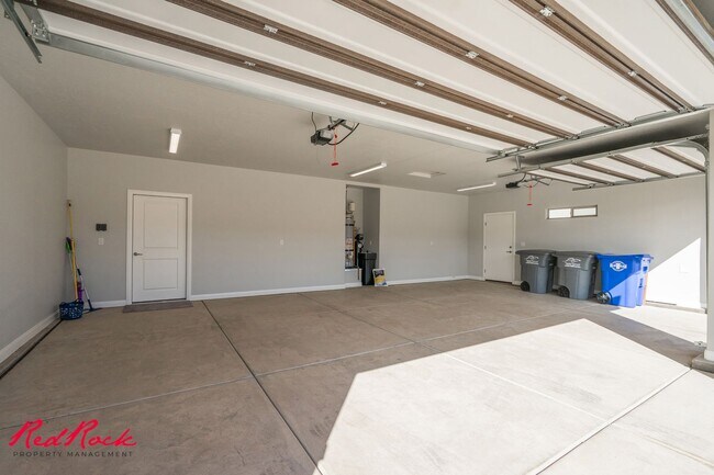Building Photo - Stunning 4 Bedroom Home with Gorgeous Back...