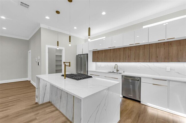 Building Photo - 602 W 28th St