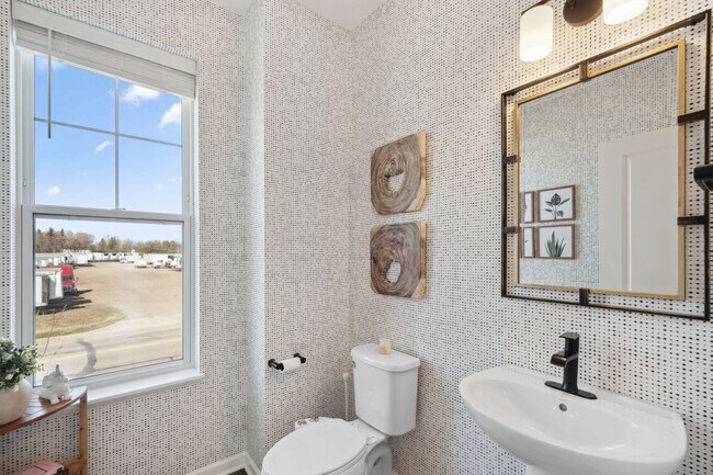 Building Photo - Rare End Unit 3Bed 3Bath Townhome in Rogers