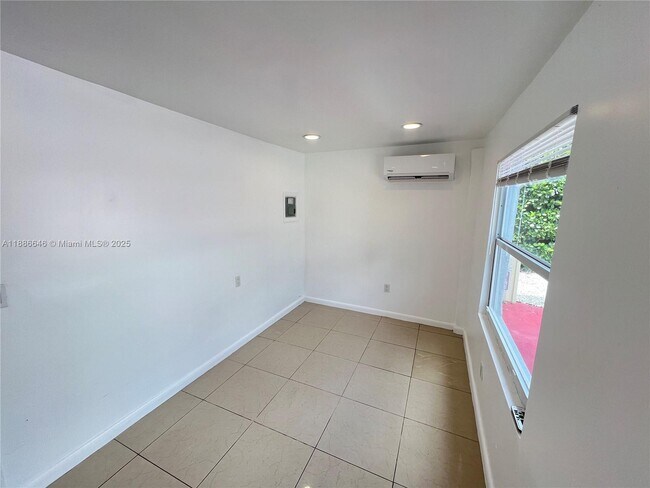 Building Photo - 548 NW 30th St