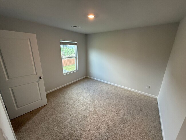 Building Photo - 5 BEDROOMS