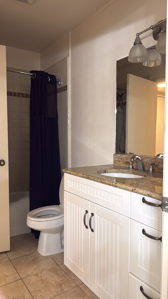 Bathroom with tub and shower. Access from both master and hallway. - 4800 Sawyer Ave