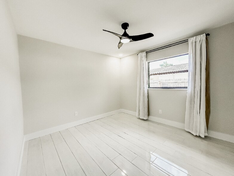 Building Photo - 1847 Shore Acres Blvd NE