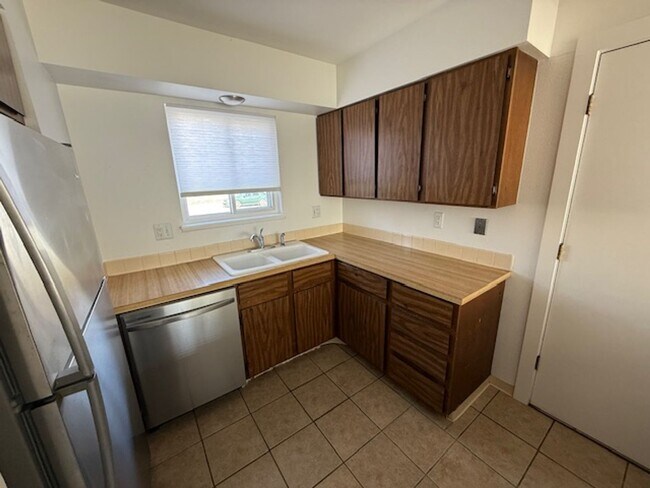 Building Photo - 3 Bedroom Townhome in FC!