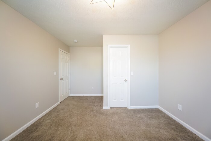 Building Photo - 2104 Willow Oak Ct