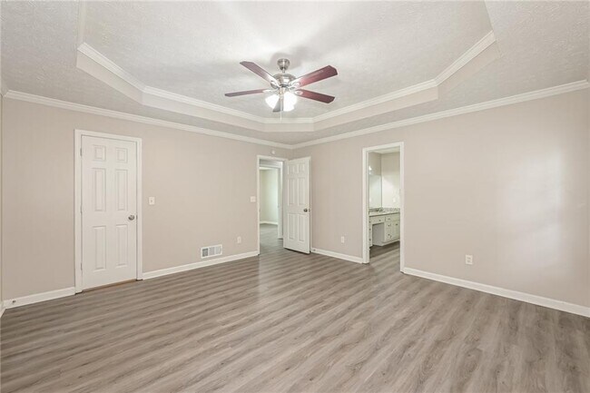 Building Photo - 2320 Huntington Dr