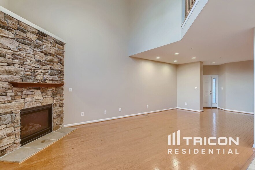 Building Photo - 535 Plume Ct