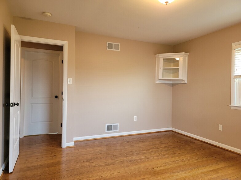 Building Photo - 502 W Newport Rd