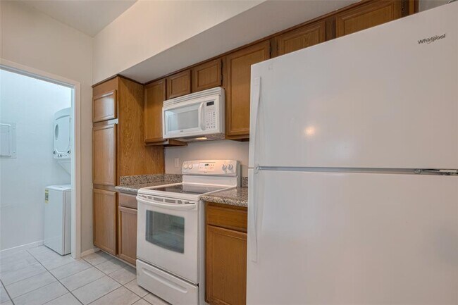 Building Photo - 2025 Augusta Dr