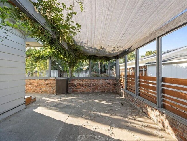 Building Photo - 3603 W Canal Dr