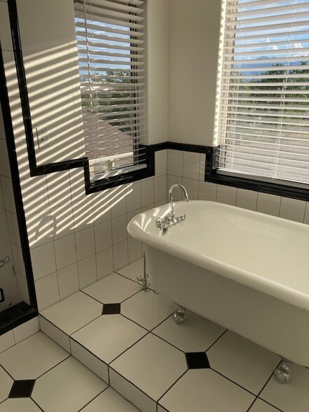 Building Photo - 2540 Fremont St