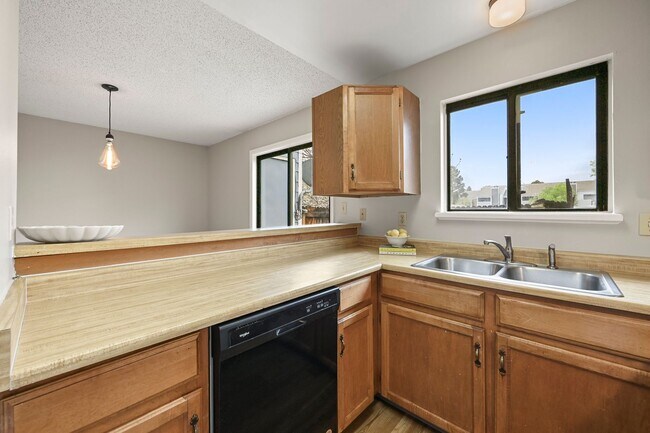 Building Photo - 3 Bedroom Townhouse Close To Ft. Carson