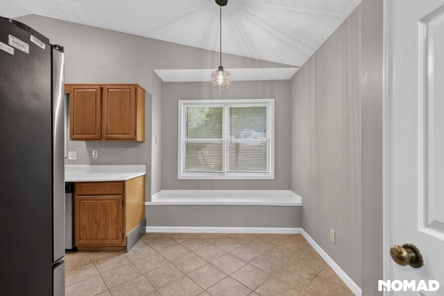Building Photo - 933 River Rock Dr