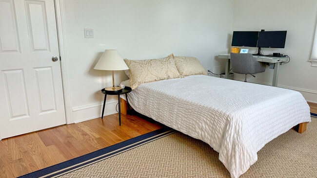 Building Photo - 64 Daniel St SE